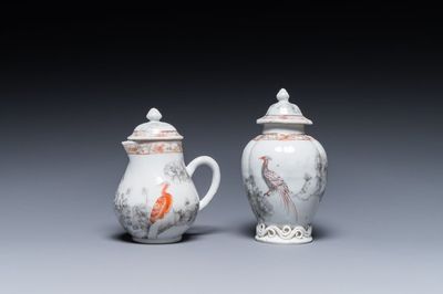Une boîte à thé et une verseuse couverte en porcelaine de Chine à décor de faisans en grisaille et rouge de fer, Yongzheng