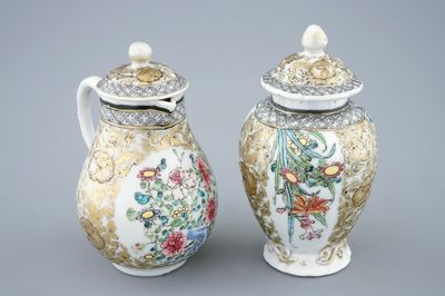 Une boîte à thé et une verseuse couverte en porcelaine de Chine grisaille et doré, Yongzheng, 1723-1735