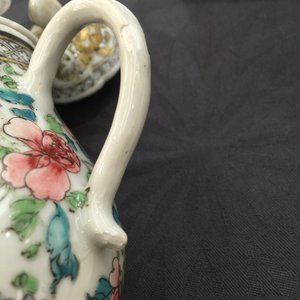 Une boîte à thé et une verseuse couverte en porcelaine de Chine grisaille et doré, Yongzheng, 1723-1735 — photo 7