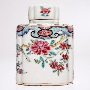 Une boîte à thé hexagonale en porcelaine de Chine famille rose, Qianlong — photo 4