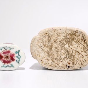 Une boîte à thé hexagonale en porcelaine de Chine famille rose, Qianlong — photo 7