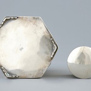 Une boîte à thé octagonale et son couvercle en argent chinois, marqe de Kwan Wo, 19ème — photo 3