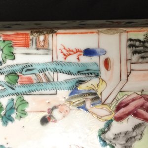 Une boîte à thé rectangulaire en porcelaine de Chine famille rose, Qianlong, 18ème — photo 4