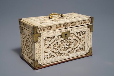 Une boîte anglo-chinoise en ivoire sculpté et cuivre, 19ème