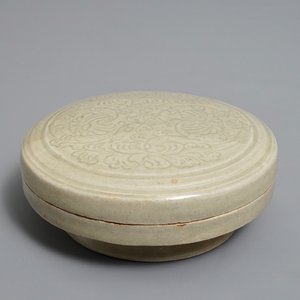 Une boîte couverte à décor incisé en porcelaine de Chine grise monochrome, Song du Nord ou après — photo 1