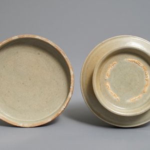 Une boîte couverte à décor incisé en porcelaine de Chine grise monochrome, Song du Nord ou après — photo 3
