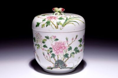 Une boîte couverte à prise en forme de pêche en porcelaine de Chine famille rose, marque et époque de Guangxu