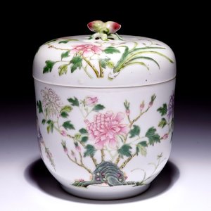 Une boîte couverte à prise en forme de pêche en porcelaine de Chine famille rose, marque et époque de Guangxu — photo 1