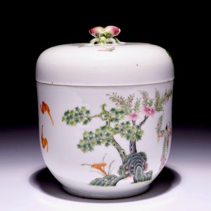 Une boîte couverte à prise en forme de pêche en porcelaine de Chine famille rose, marque et époque de Guangxu — photo 4