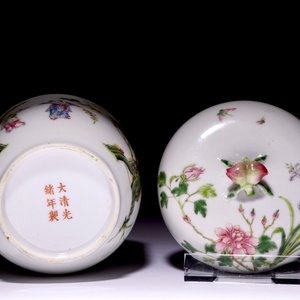 Une boîte couverte à prise en forme de pêche en porcelaine de Chine famille rose, marque et époque de Guangxu — photo 7