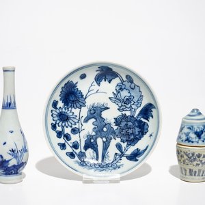 Une boîte couverte cylindrique, un vase de type Hatcher et une coupe, Ming et époque Transition — photo 1