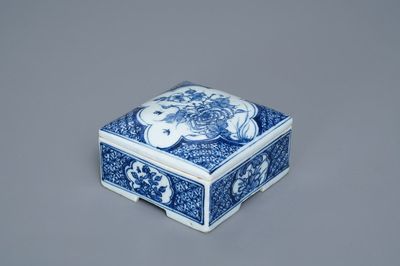 Une boîte couverte de forme carrée en porcelaine de Chine en bleu et blanc, Qianlong