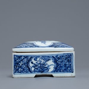 Une boîte couverte de forme carrée en porcelaine de Chine en bleu et blanc, Qianlong — photo 4