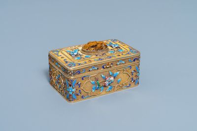 Une boîte couverte de forme rectangulaire en argent doré et émaillé, Chine, 20ème