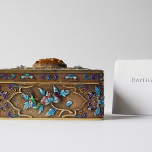 Une boîte couverte de forme rectangulaire en argent doré et émaillé, Chine, 20ème — photo 11