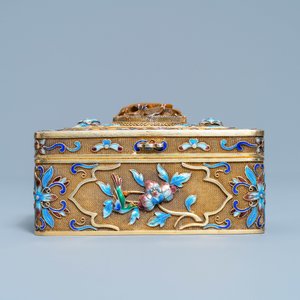Une boîte couverte de forme rectangulaire en argent doré et émaillé, Chine, 20ème — photo 4