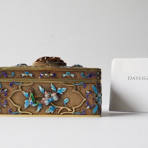 Une boîte couverte de forme rectangulaire en argent doré et émaillé, Chine, 20ème — photo 10