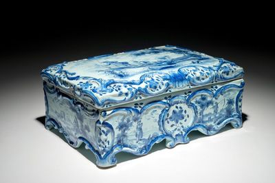 Une boîte couverte de forme rectangulaire en faïence de Delft bleu et blanc, 19ème