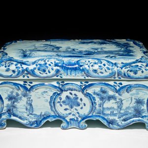 Une boîte couverte de forme rectangulaire en faïence de Delft bleu et blanc, 19ème — photo 2