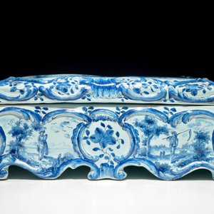 Une boîte couverte de forme rectangulaire en faïence de Delft bleu et blanc, 19ème — photo 3