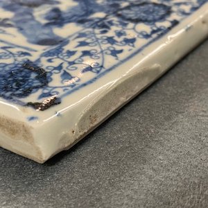 Une boîte couverte de forme rectangulaire en porcelaine Shoki-Imari en bleu et blanc, Japon, Edo — photo 13