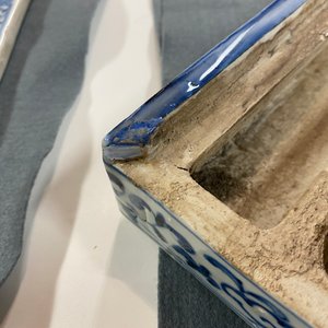 Une boîte couverte de forme rectangulaire en porcelaine Shoki-Imari en bleu et blanc, Japon, Edo — photo 16