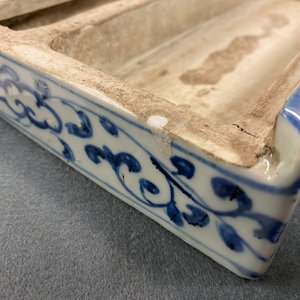 Une boîte couverte de forme rectangulaire en porcelaine Shoki-Imari en bleu et blanc, Japon, Edo — photo 17