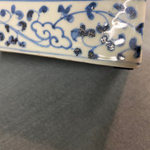 Une boîte couverte de forme rectangulaire en porcelaine Shoki-Imari en bleu et blanc, Japon, Edo — photo 20