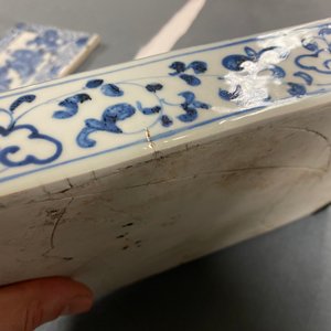 Une boîte couverte de forme rectangulaire en porcelaine Shoki-Imari en bleu et blanc, Japon, Edo — photo 24