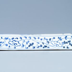 Une boîte couverte de forme rectangulaire en porcelaine Shoki-Imari en bleu et blanc, Japon, Edo — photo 4