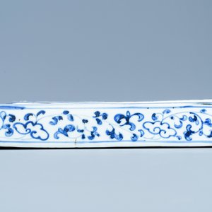 Une boîte couverte de forme rectangulaire en porcelaine Shoki-Imari en bleu et blanc, Japon, Edo — photo 6