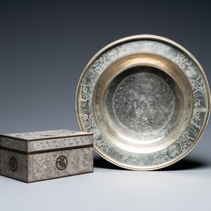 Une boîte couverte de forme rectangulaire et un bol à décor d'un dragon en métal paktong, Chine, 19/20ème — photo 1