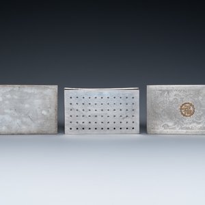 Une boîte couverte de forme rectangulaire et un bol à décor d'un dragon en métal paktong, Chine, 19/20ème — photo 13