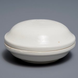 Une boîte couverte de forme ronde en porcelaine blanc de Chine de Dehua à décor incisé, Ming/Qing — photo 1