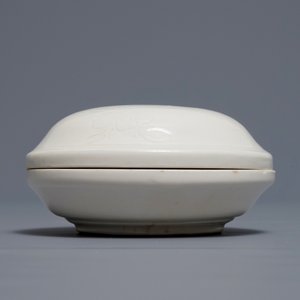 Une boîte couverte de forme ronde en porcelaine blanc de Chine de Dehua à décor incisé, Ming/Qing — photo 3