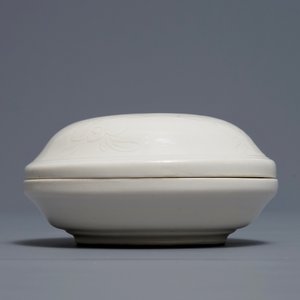 Une boîte couverte de forme ronde en porcelaine blanc de Chine de Dehua à décor incisé, Ming/Qing — photo 4