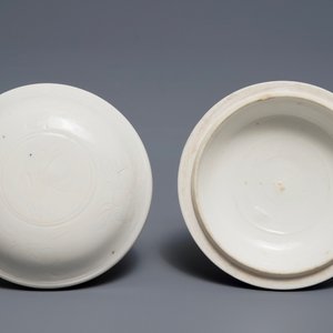 Une boîte couverte de forme ronde en porcelaine blanc de Chine de Dehua à décor incisé, Ming/Qing — photo 6