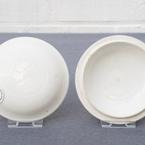 Une boîte couverte de forme ronde en porcelaine blanc de Chine de Dehua à décor incisé, Ming/Qing — photo 9