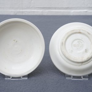 Une boîte couverte de forme ronde en porcelaine blanc de Chine de Dehua à décor incisé, Ming/Qing — photo 10