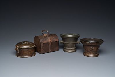 Une boîte couverte, deux mortiers en bronze et un coffret en fer forgé, Europe de l'Ouest, 16/17ème