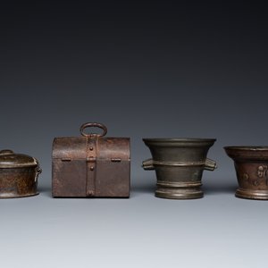 Une boîte couverte, deux mortiers en bronze et un coffret en fer forgé, Europe de l'Ouest, 16/17ème — photo 3