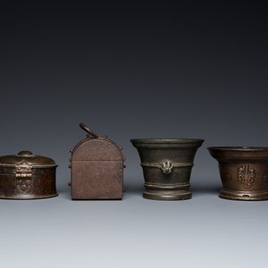 Une boîte couverte, deux mortiers en bronze et un coffret en fer forgé, Europe de l'Ouest, 16/17ème — photo 5