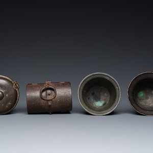 Une boîte couverte, deux mortiers en bronze et un coffret en fer forgé, Europe de l'Ouest, 16/17ème — photo 7