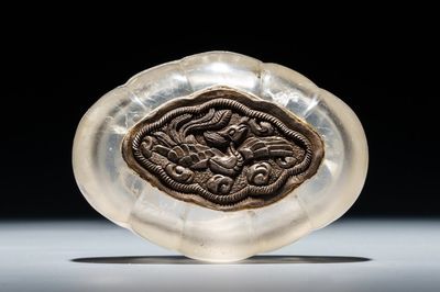 Une boîte couverte en cristal de roche incrusté d'une plaque en argent, Chine, 17/18ème