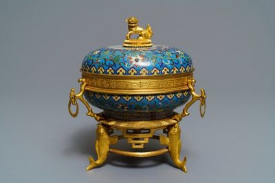 Une boîte couverte en émaux cloisonnés à monture en bronze doré, Chine, 19ème