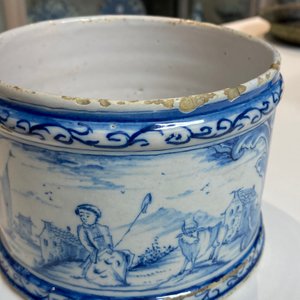 Une boîte couverte en faïence de Delft en bleu et blanc, 1ère moitié du 18ème — photo 9