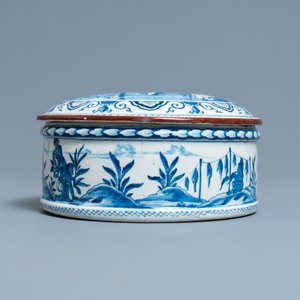 Une boîte couverte en faïence de Delft en bleu et blanc à décor de scènes de la récolte de tabac, 18ème — photo 4