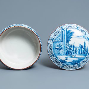 Une boîte couverte en faïence de Delft en bleu et blanc à décor de scènes de la récolte de tabac, 18ème — photo 7