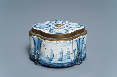 Une boîte couverte en faïence de Delft en bleu et blanc montée en bronze, début du 18ème