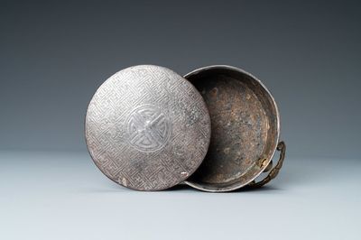 Une boîte couverte en fer incrusté d'argent, Corée, probablement Joseon, 16/17ème